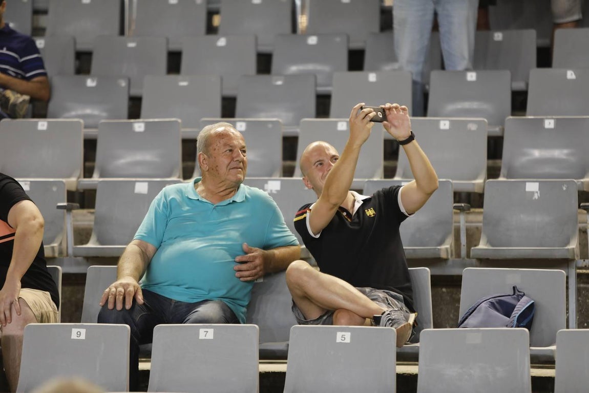 El ambiente de las gradas del Córdoba-Oviedo