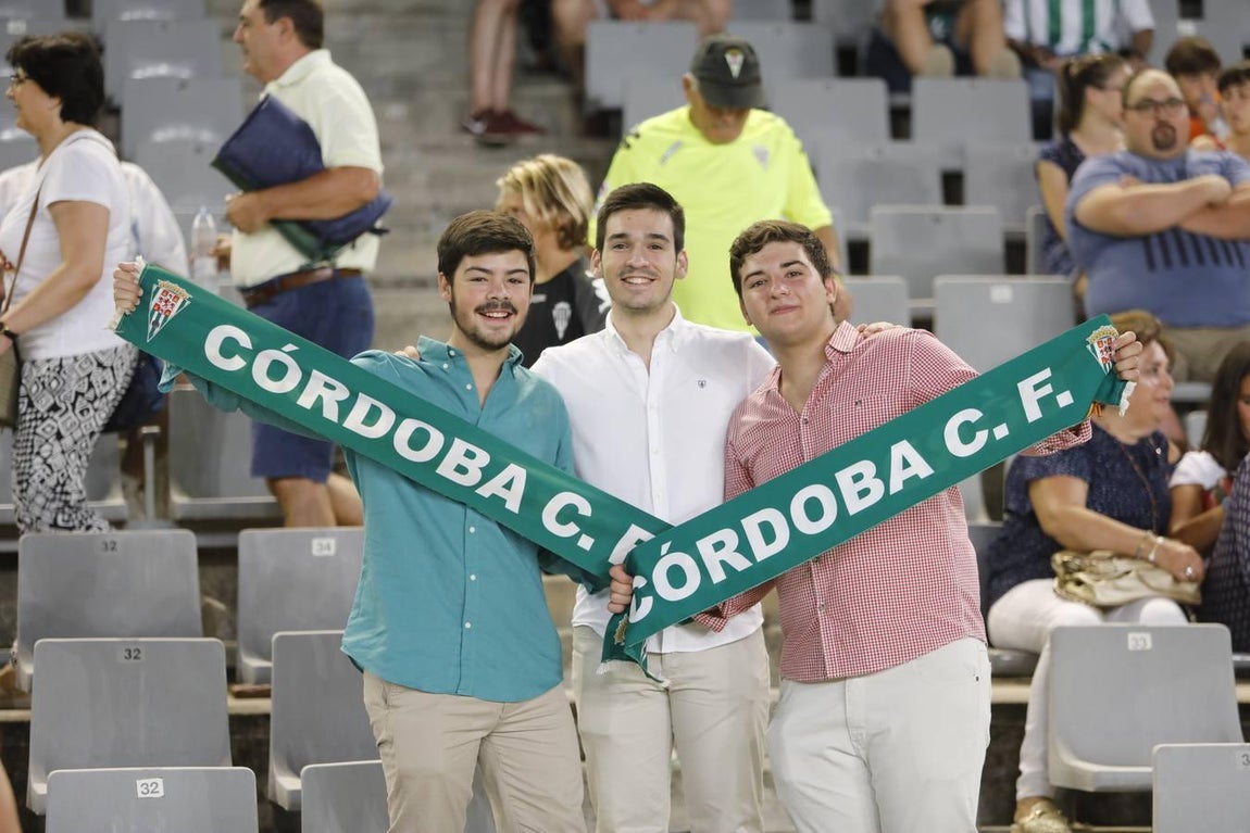 El ambiente de las gradas del Córdoba-Oviedo