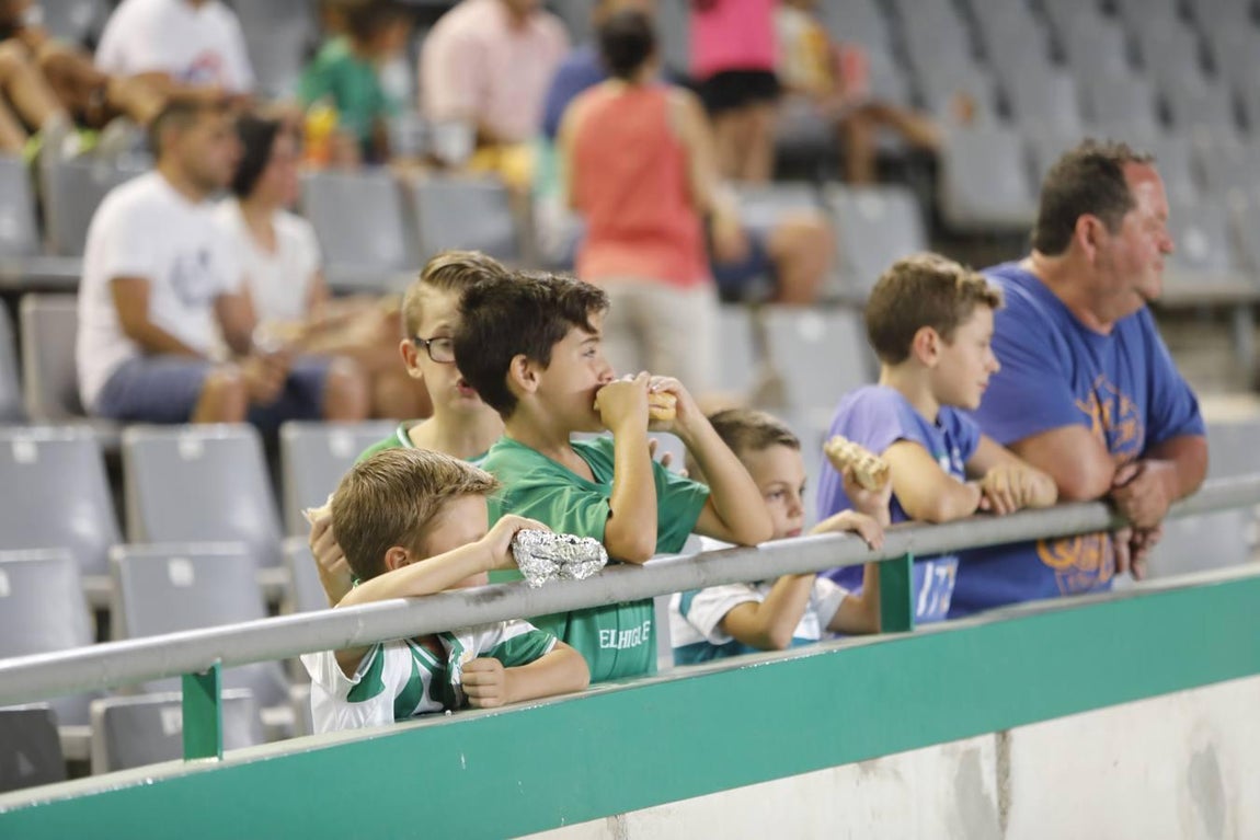 El ambiente de las gradas del Córdoba-Oviedo