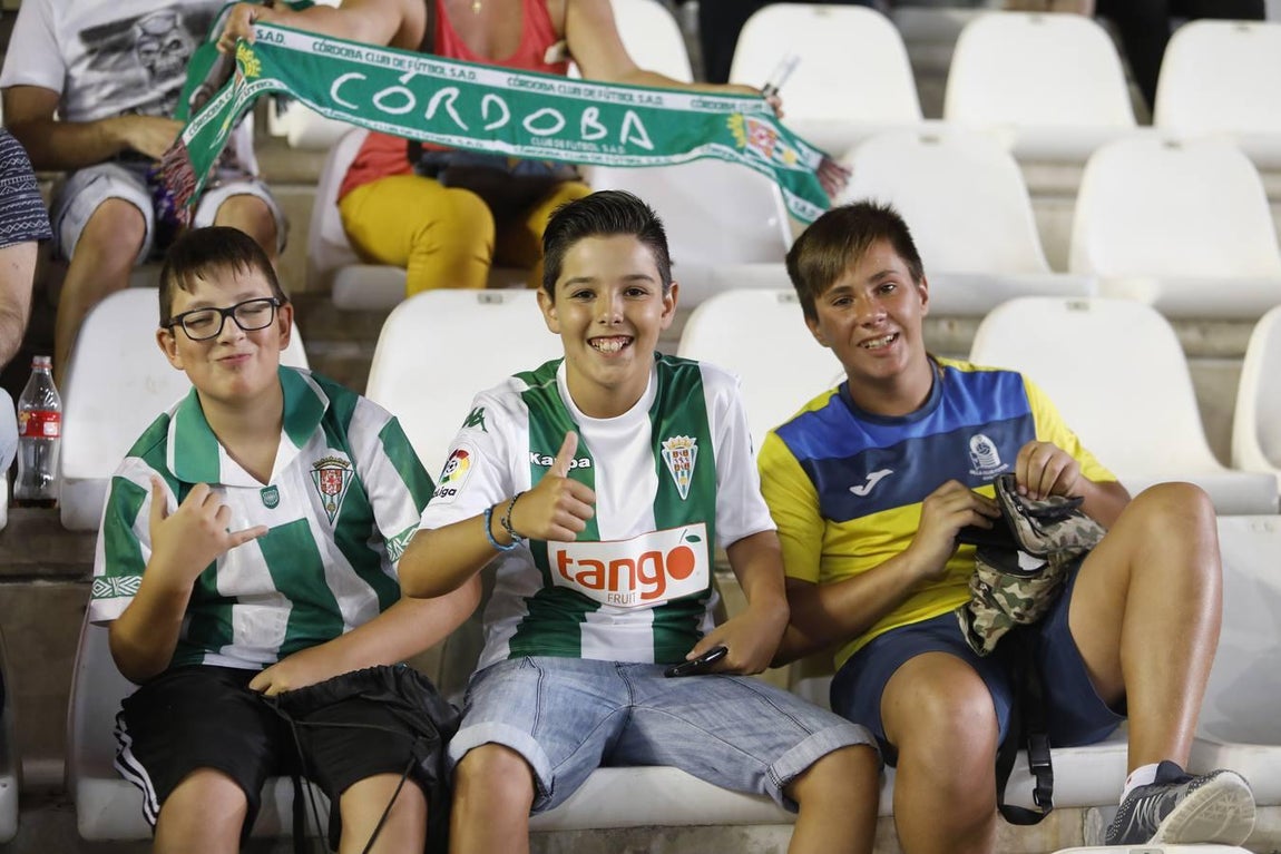El ambiente de las gradas del Córdoba-Oviedo