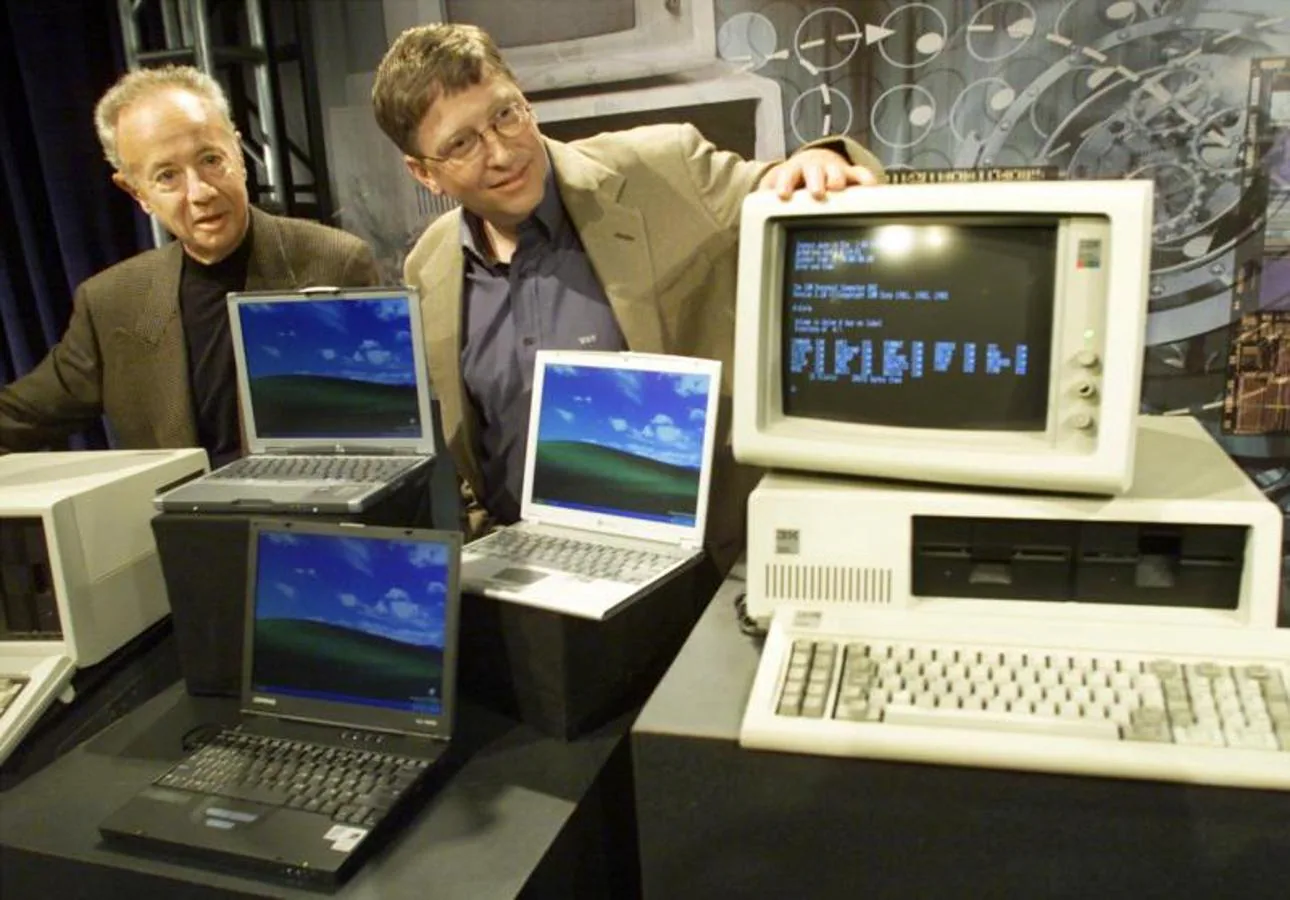 Bill Gates muestra un ordenador a Andy Grove, presidente de la compañía de procesadores Intel. 