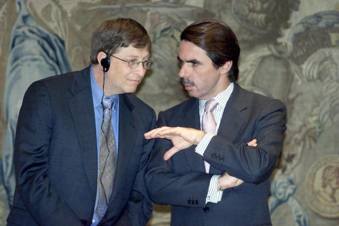 José María Aznar dialogando con Bill Gates. 