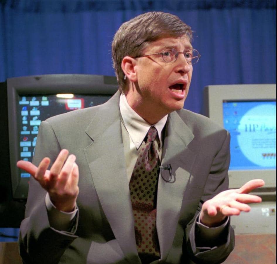 Gates en una rueda de prensa delante de sus creaciones como empresario: el PC de Microsoft. 