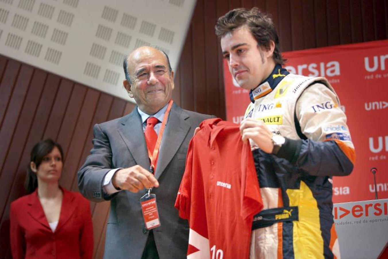 Fernando Alonso posa junto a Emilio Botín, cuyo banco patrocinó a Ferrari. 