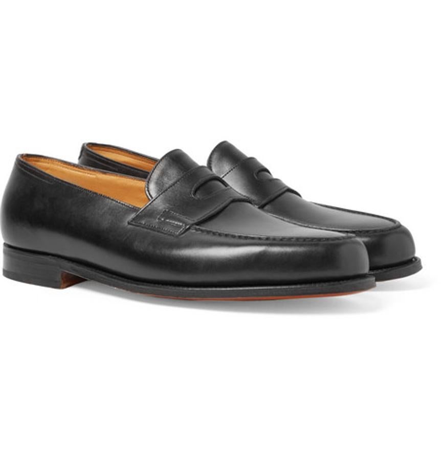 Mocasines de John Lobb. Pese a que las firmas cada se atreven más con los mocasines, el clásico en color marrón o negro, como es este diseño de John Lobb, sigue siendo un zapato masculino infalible. Está fabricado en cuero en Inglaterra mediante un complejo proceso que no deja detalle al azar. Máxima calidad para llevar toda la vida en los pies. Precio: 1.090 euros.