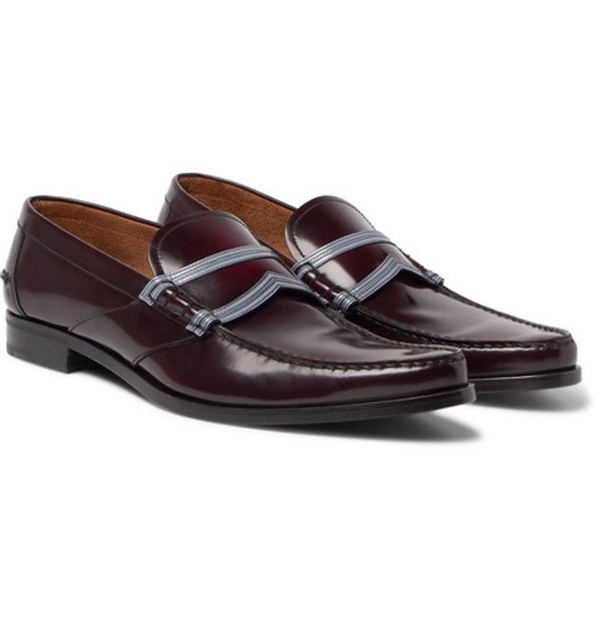 Mocasines de Prada. Prada demuestra con este diseño exclusivo para la colección cápsula de Mr. Porter que el calzado masculino es uno de los nichos donde más esfuerzos está centrando en los últimos tiempos. Están fabricados en Italia con piel Spazzolato pulida. Precio: 670 euros.