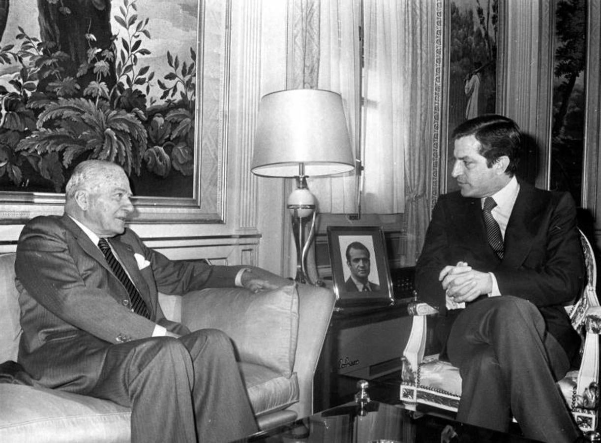 Josep Tarradellas conversa con Adolfo Suárez. 