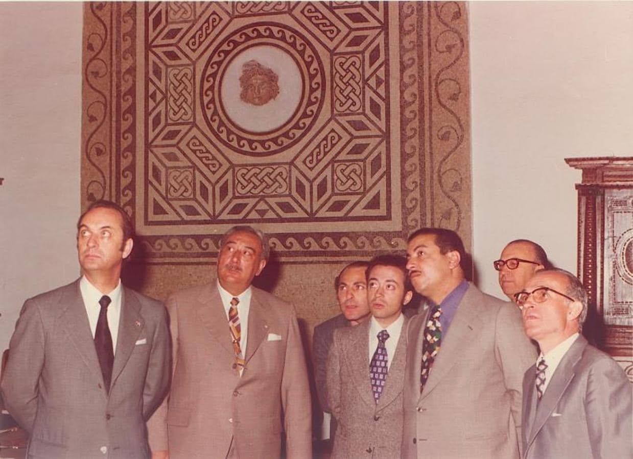 Hussein y su séquito junto al alcalde de Córdoba en su visita al Alcázar. 