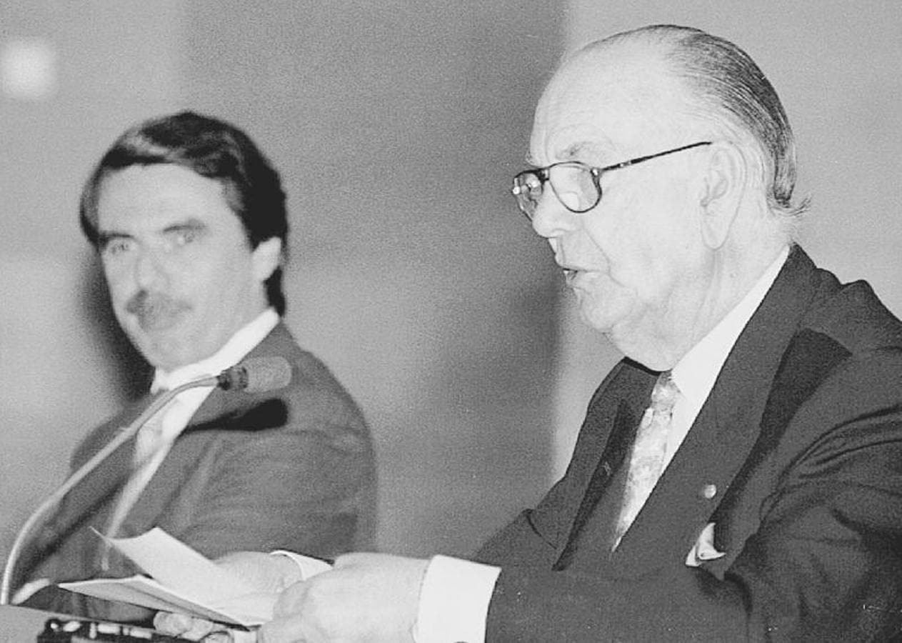 José María Aznar atiende a Cela durante un discurso del escritor. 