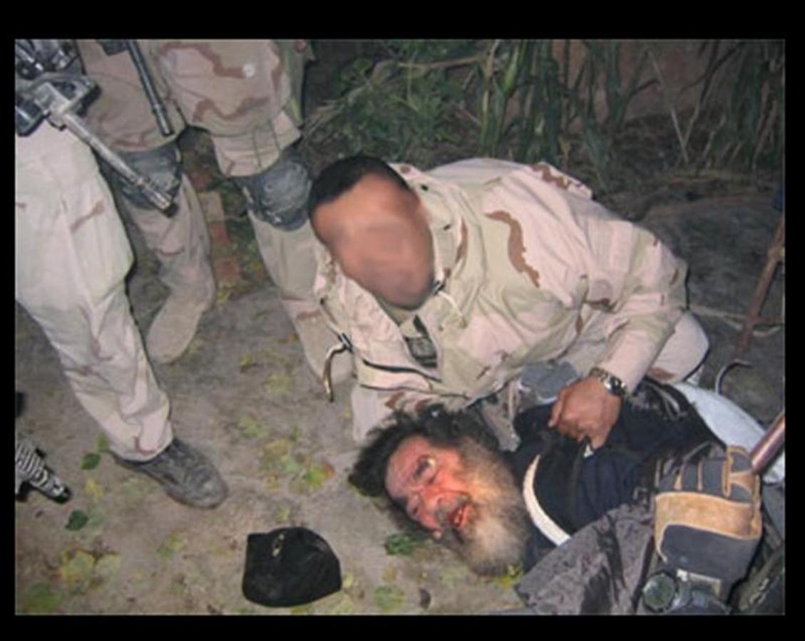 Imagen de la detención de Hussein distribuida por el ejército de Estados Unidos durante la invasión de Irak. 