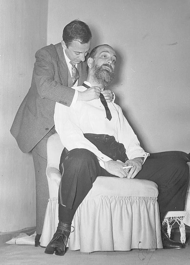 Cela ayudado a ser vestido en su ingreso en la RAE. 