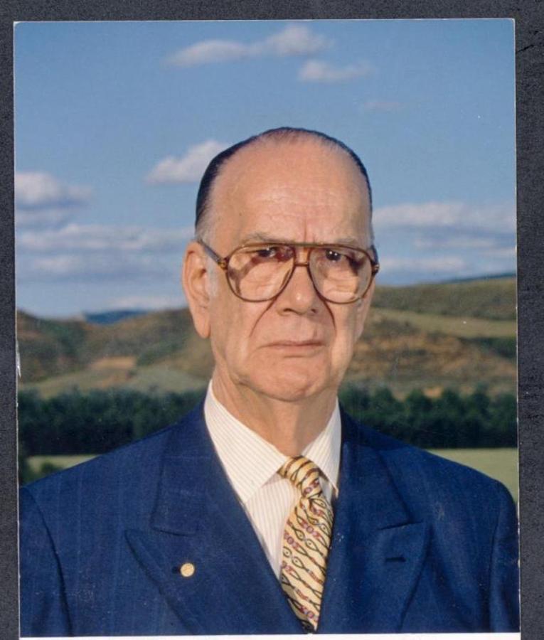 Retrato del escritor Camilo José Cela. 