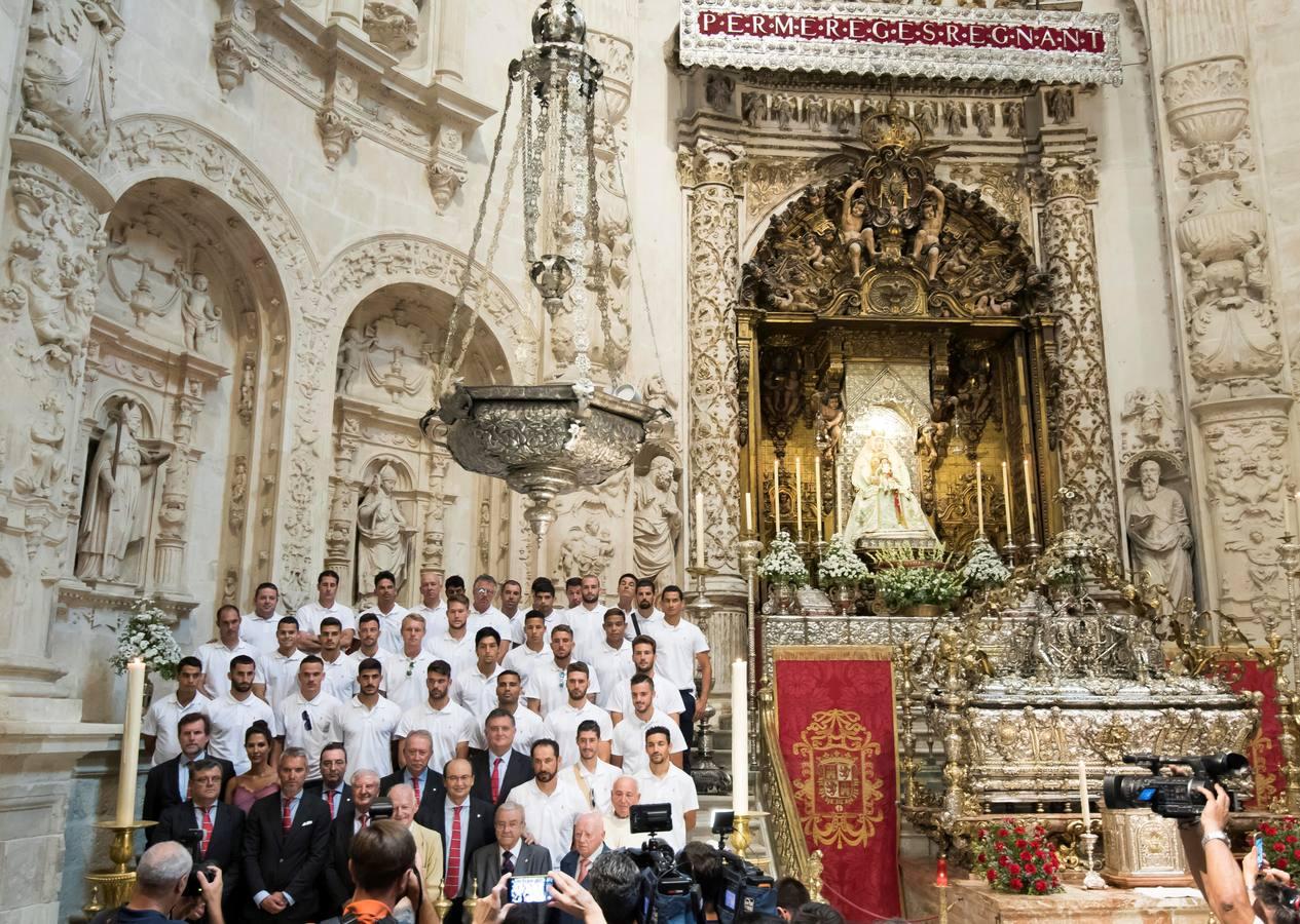 Las mejores imágenes de la ofrenda floral del Sevilla FC a la Virgen de los Reyes