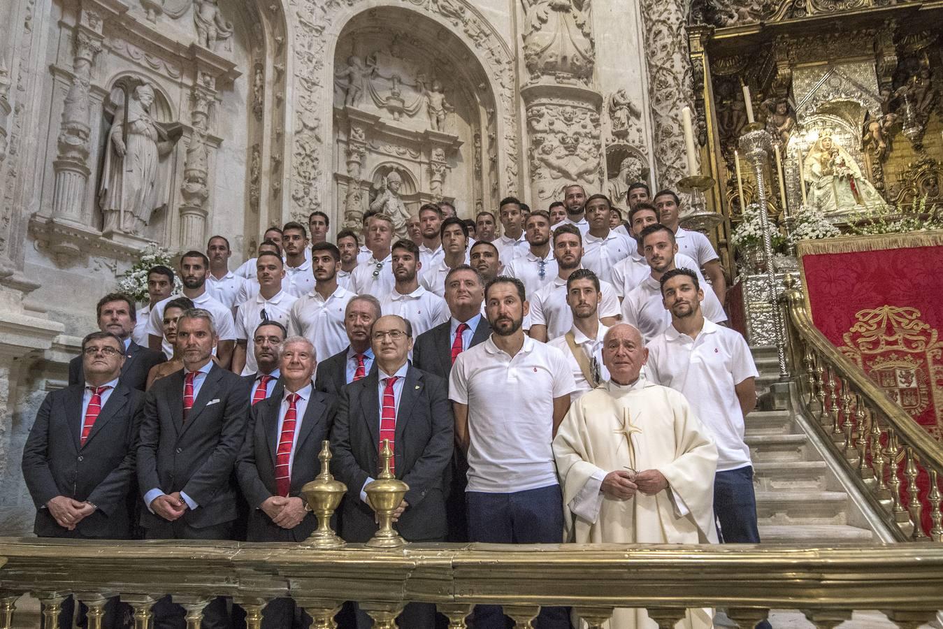 Las mejores imágenes de la ofrenda floral del Sevilla FC a la Virgen de los Reyes