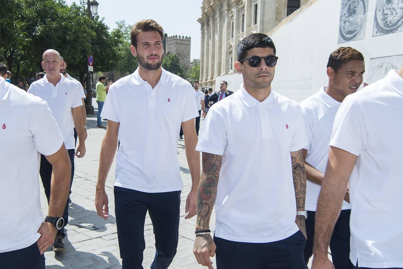 Las mejores imágenes de la ofrenda floral del Sevilla FC a la Virgen de los Reyes