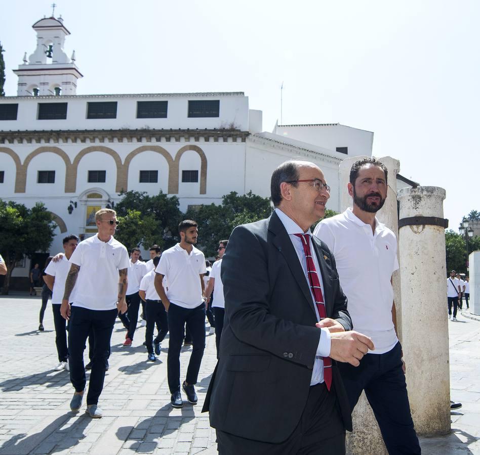 Las mejores imágenes de la ofrenda floral del Sevilla FC a la Virgen de los Reyes