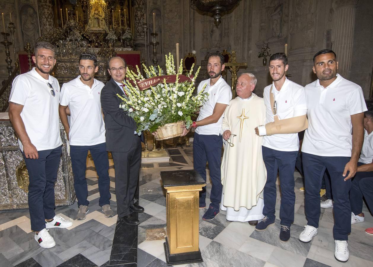 Las mejores imágenes de la ofrenda floral del Sevilla FC a la Virgen de los Reyes