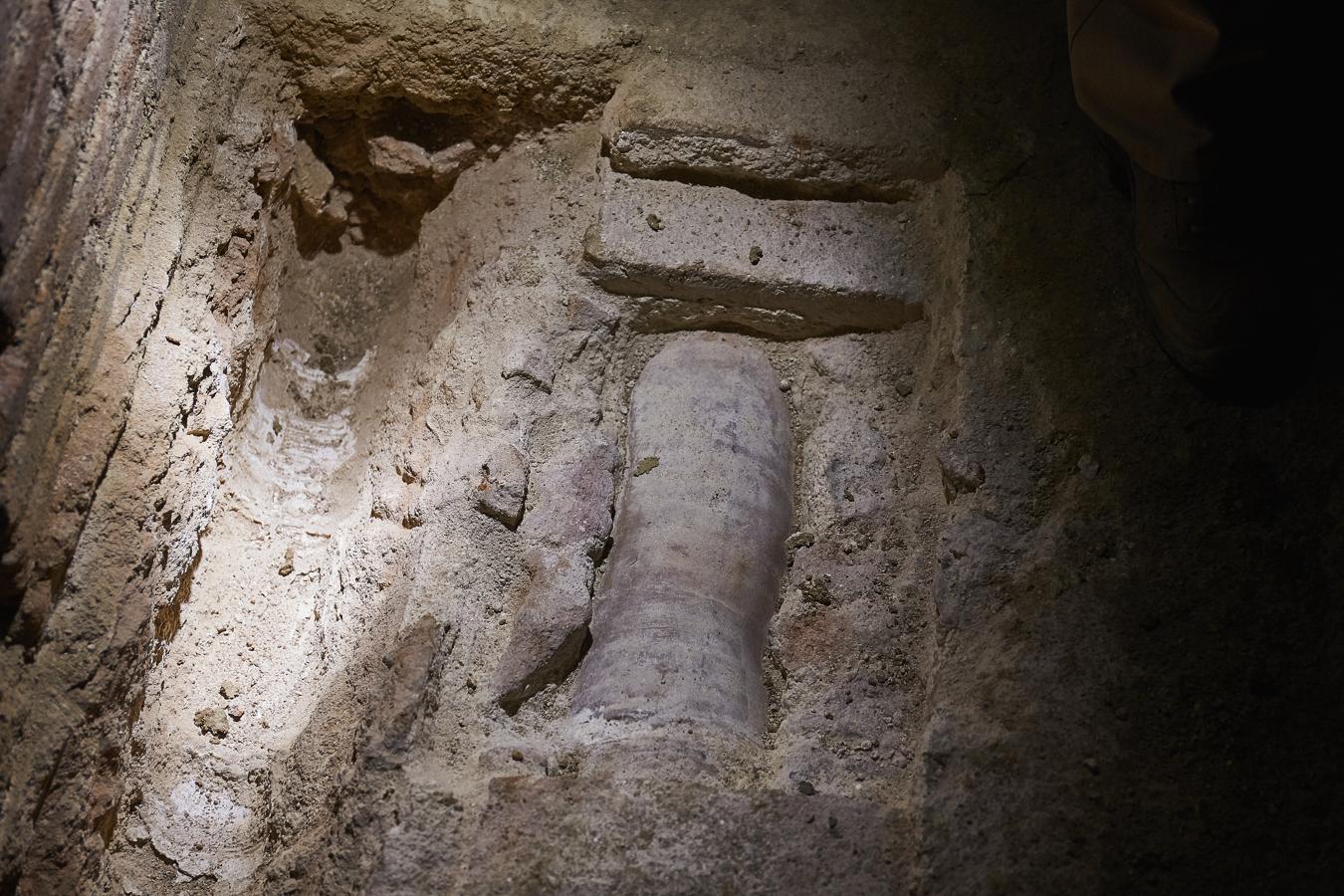 7. La tubería de cerámica. En la imagen se observa una tubería de cerámica situada bajo el suelo de la galería. Este era el procedimiento para el transporte de agua a distintos puntos de la ciudad.