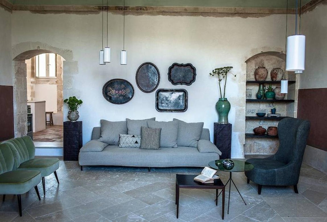 Así es el hotel Dimora delle Balze. El interior conservando todo el sabor de esta finca señorial con altos techos abovedados, suelos de piedra y arcos de ladrillo