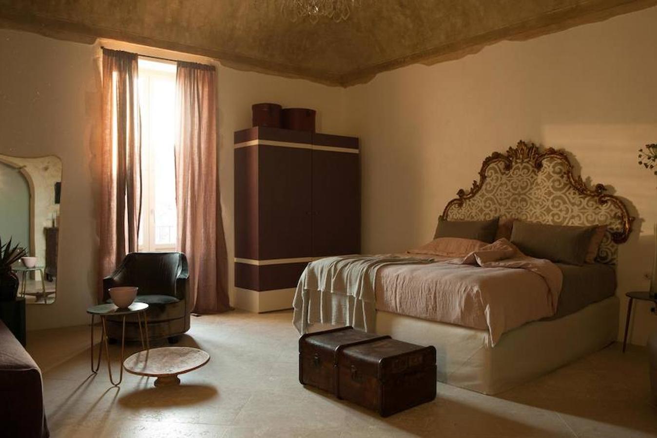 Así es el hotel Dimora delle Balze. Cada habitación lleva el nombre de una obra de arte, película, literatura o música de un artista siciliano, y todas están decoradas al estilo local