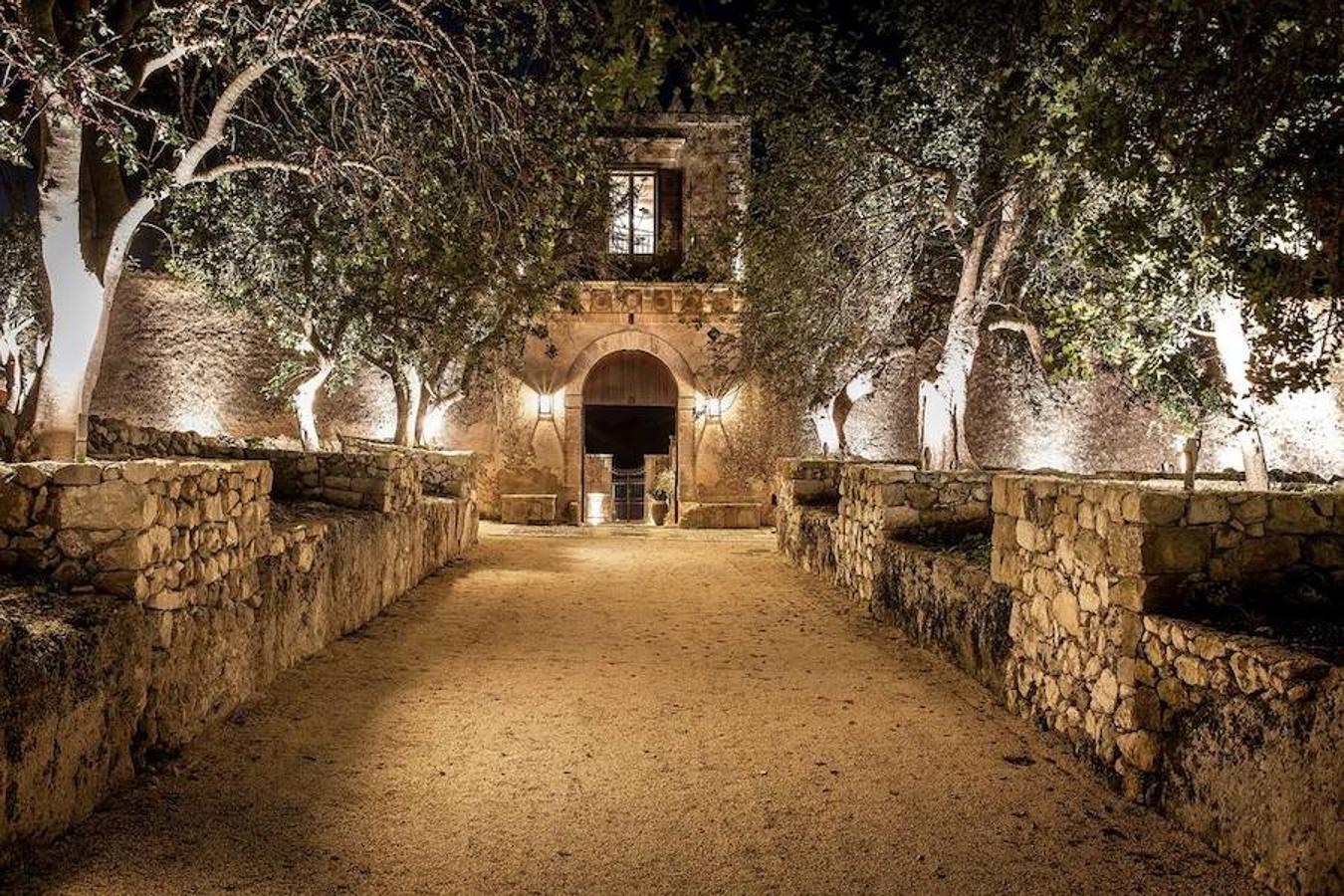 Así es el hotel Dimora delle Balze. La casa está construida alrededor de dos hermosos patios, flanqueados por terrazas y un bello jardín con piscina climatizada de agua salada