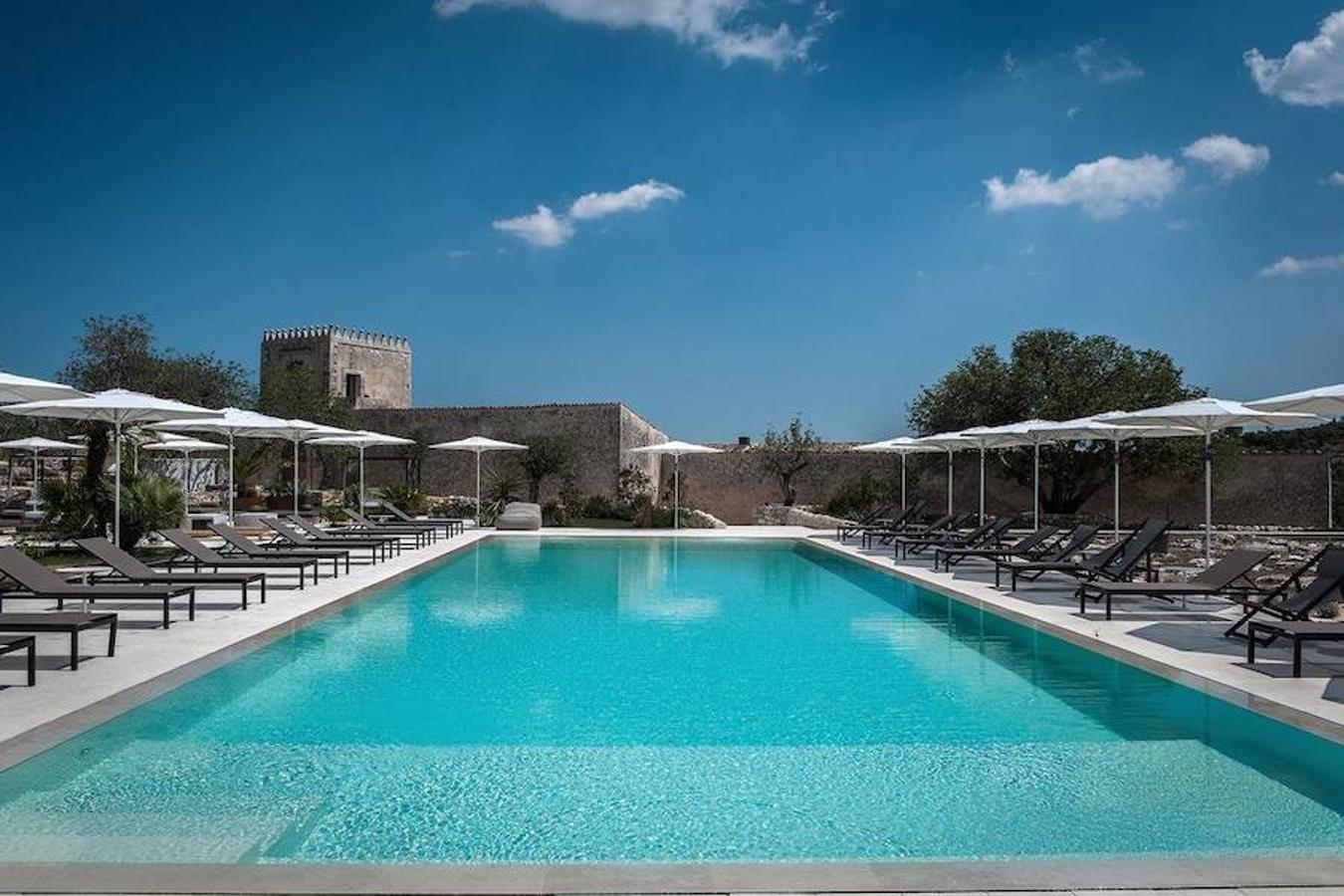 Así es el hotel Dimora delle Balze. La casa está construida alrededor de dos hermosos patios, flanqueados por terrazas y un bello jardín con piscina climatizada de agua salada