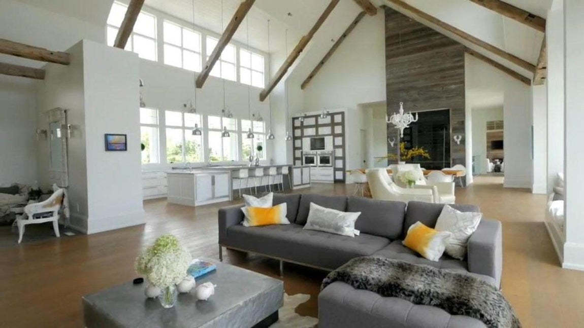 Estilo Clásico. La mansión mide 850 metros cuadrados, la finca sobre la que se alza 400.000 m2. La vivienda  es de estilo clásico, aunque en su interior está organizado en líneas minimalistas