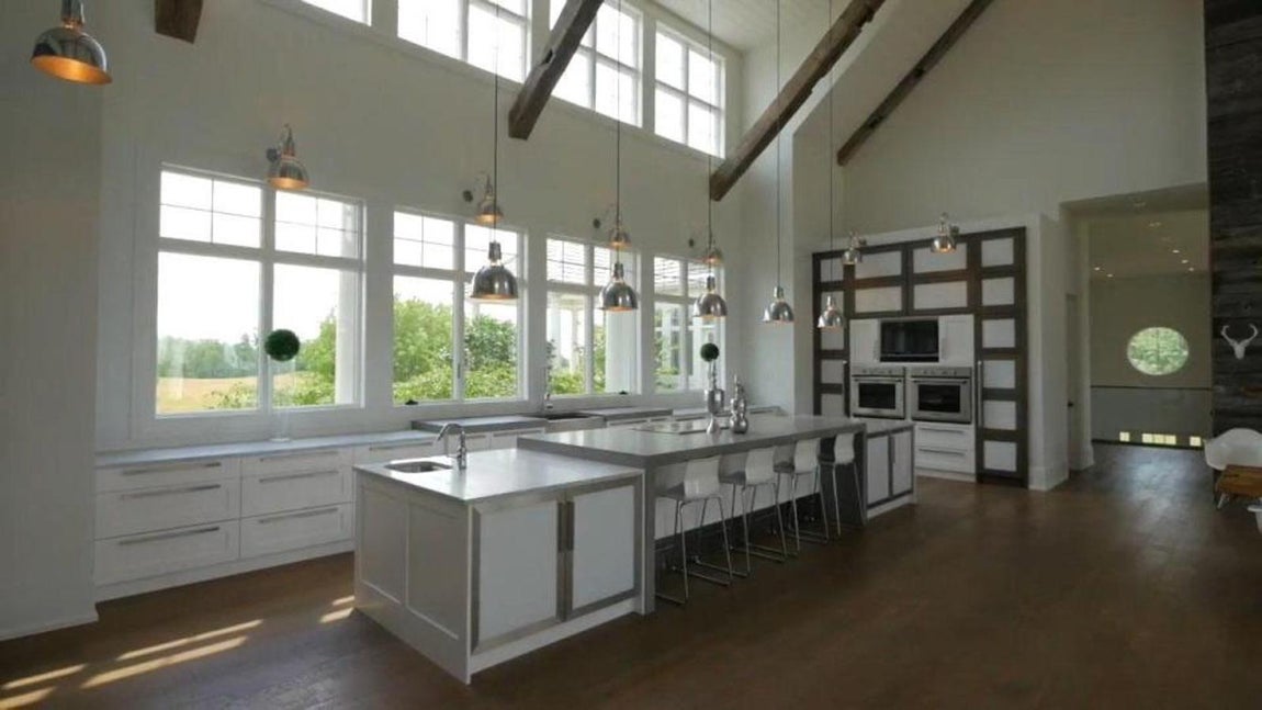 Vigas vista. Las vigas refuerzan la sensación de amplitud. Los techos son muy altos y las lámparas, caen de manera desigual sobre el espacio, un detalle que acentúa esa sensación espacial