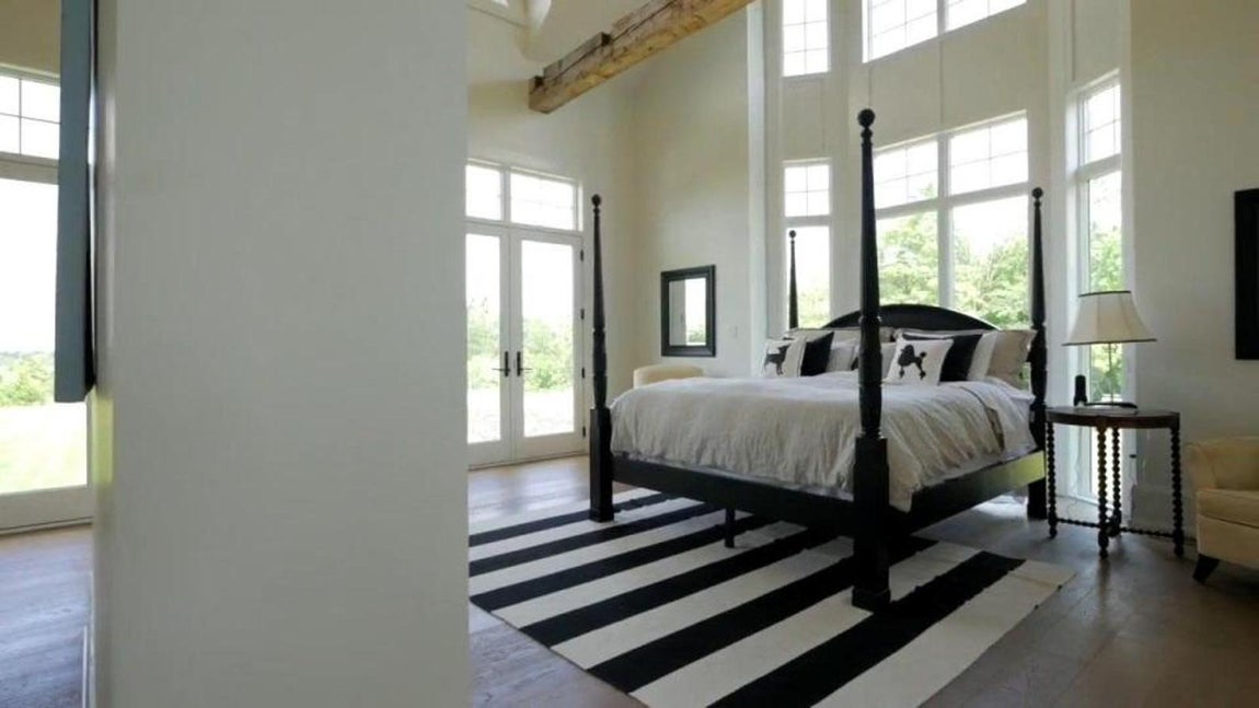 Dormitorios. Tiene cinco dormitorios enormes, cada uno con  su correspondiente cuarto de baño completo. Todos ellos comunican con el exterior