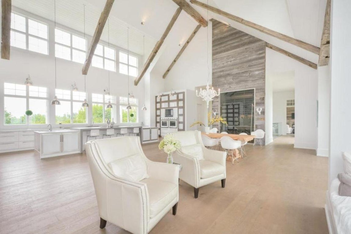 Diáfana. En la casa hay pocas paredes, lo que da más sensación de amplitud. Salón y dormitorio son una sola habitación