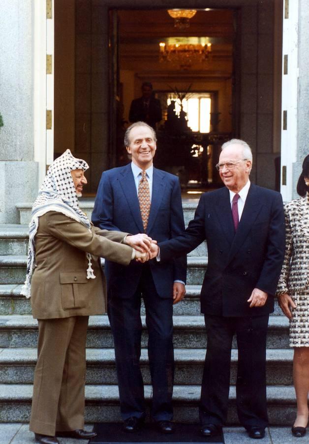 Juan Carlos I recibe en la Zarzuela a Yasser Arafat e Isaac Rabin, premiados con el Premio Príncipe de Asturias de Cooperación Internacional.. 