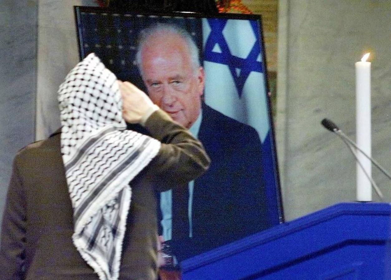 Arafat rinde homenaje a Rabin tras su muerte en una ceremonia celebrada en Oslo en 1999. 