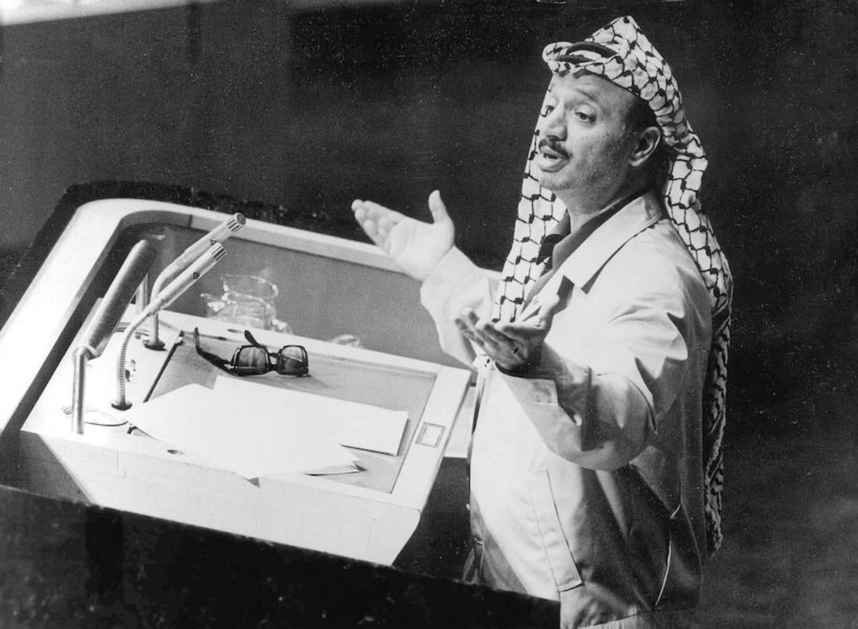 Arafat en la ONU en 1974: «Traigo en una mano la rama de olivo y en la otra el arma de los que luchan por la libertad». 