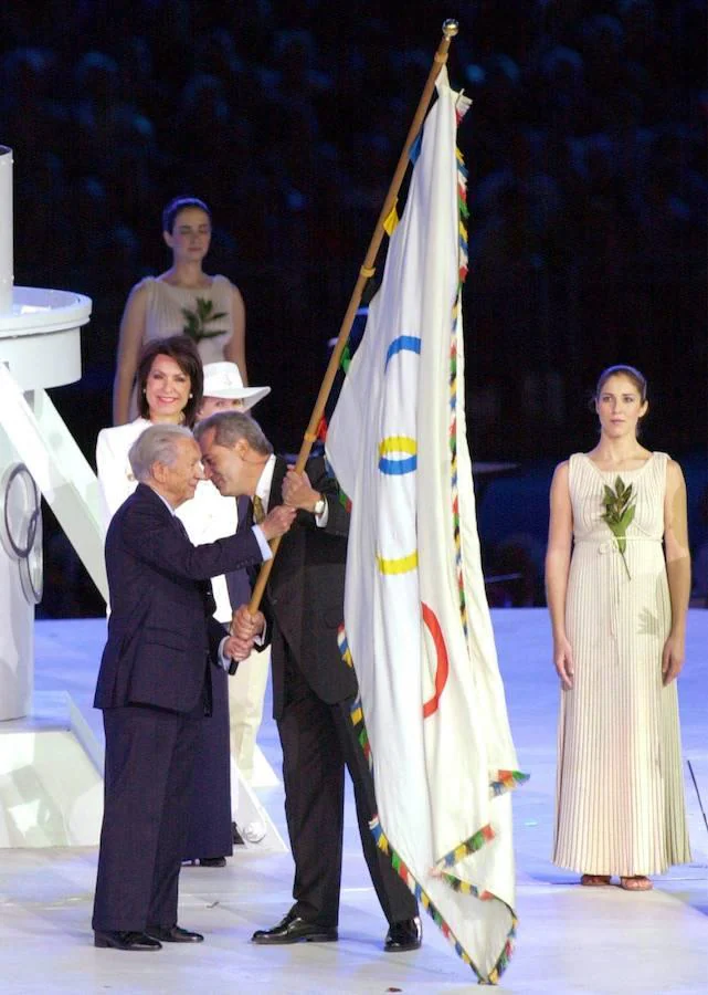 Samaranch, presidente del COI entrega la bandera a Avramopoulos, alcalde de Atenas con motivo de los Juegos Olímpicos de Atenas 2004. 