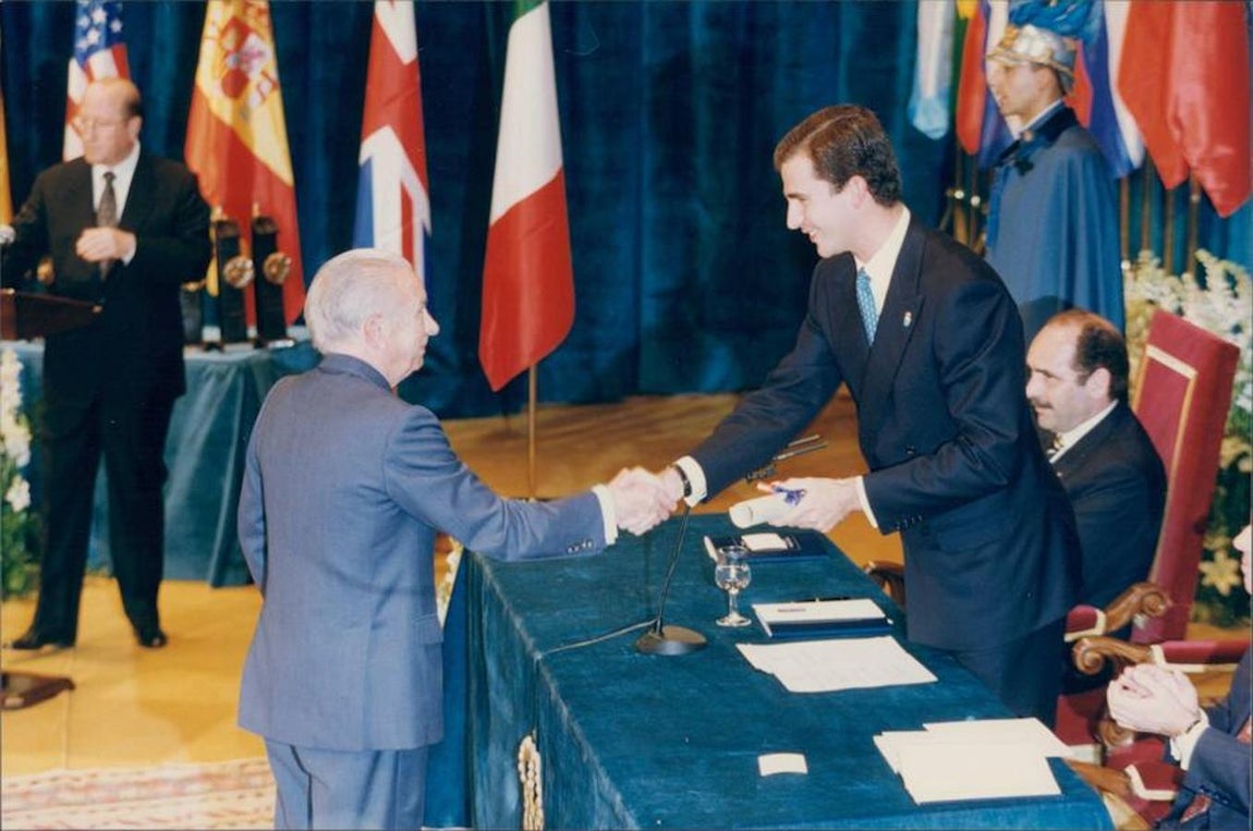 Samaranch recoge el Premio de los Deportes en nombre de Carl Lewis. 