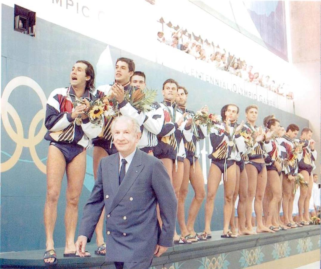 Samaranch con el equipo olímpico de waterpolo. El presidente del COI, Samarnch, camina después de entregar al equipo español de waterpolo la medalla de oro después de haber derrotado a Croacia 7-5 en Atlanta