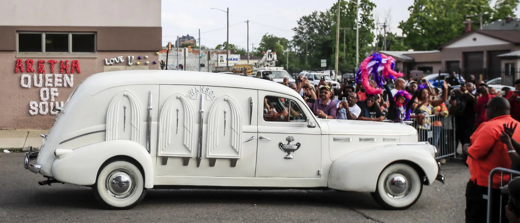Un coche fúnebre transporta el cuerpo de la cantante estadounidense Aretha Franklin. 