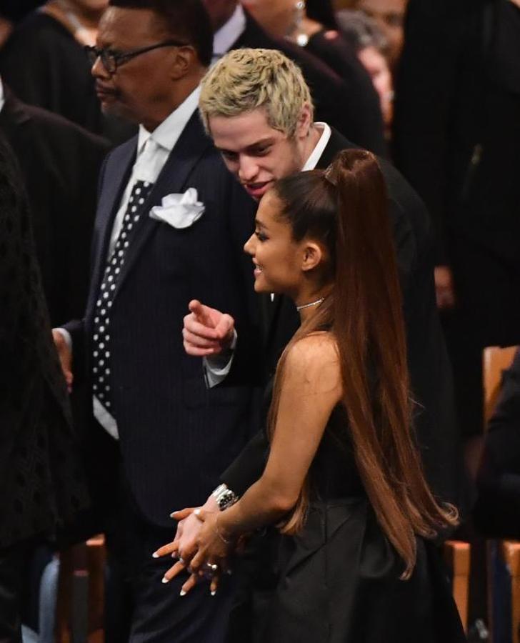 Ariana Grande y su nonvio Pete Davidson se cojen de la mano durante el funeral de Aretha Franklin. 