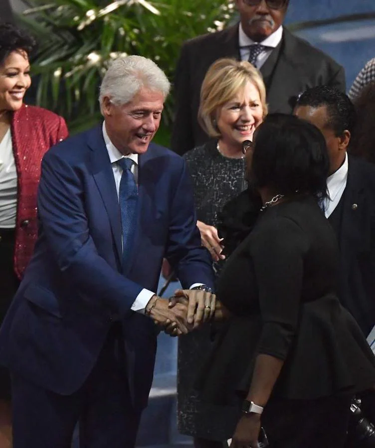 El expresidente de Estados Unidos, Bill Clinton, y su mujer Hillary Clinton, candidata a la presidencia en las elecciones de 2016, llegan al funeral. 