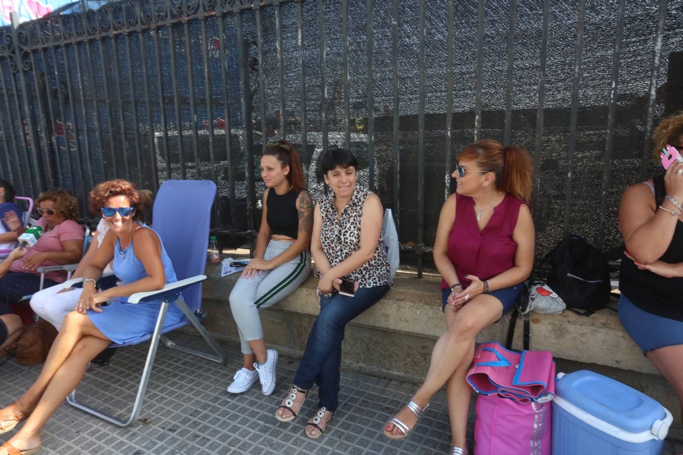 IMÁGENES: Los primeros fans ya esperan al cantante Ricky Martin en Cádiz