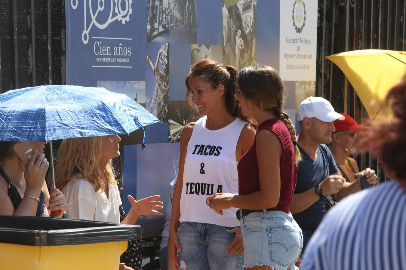 IMÁGENES: Los primeros fans ya esperan al cantante Ricky Martin en Cádiz