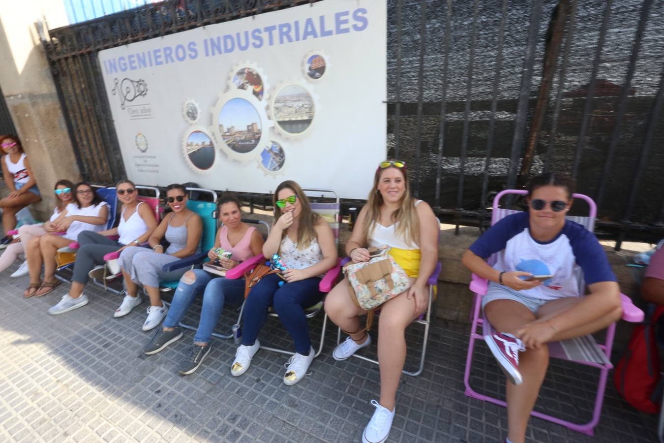 IMÁGENES: Los primeros fans ya esperan al cantante Ricky Martin en Cádiz