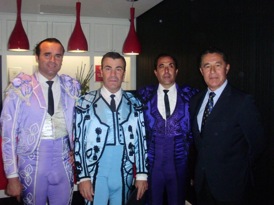 La cuadrilla de Morante de la Puebla junto al maestro Tomás Campuzano