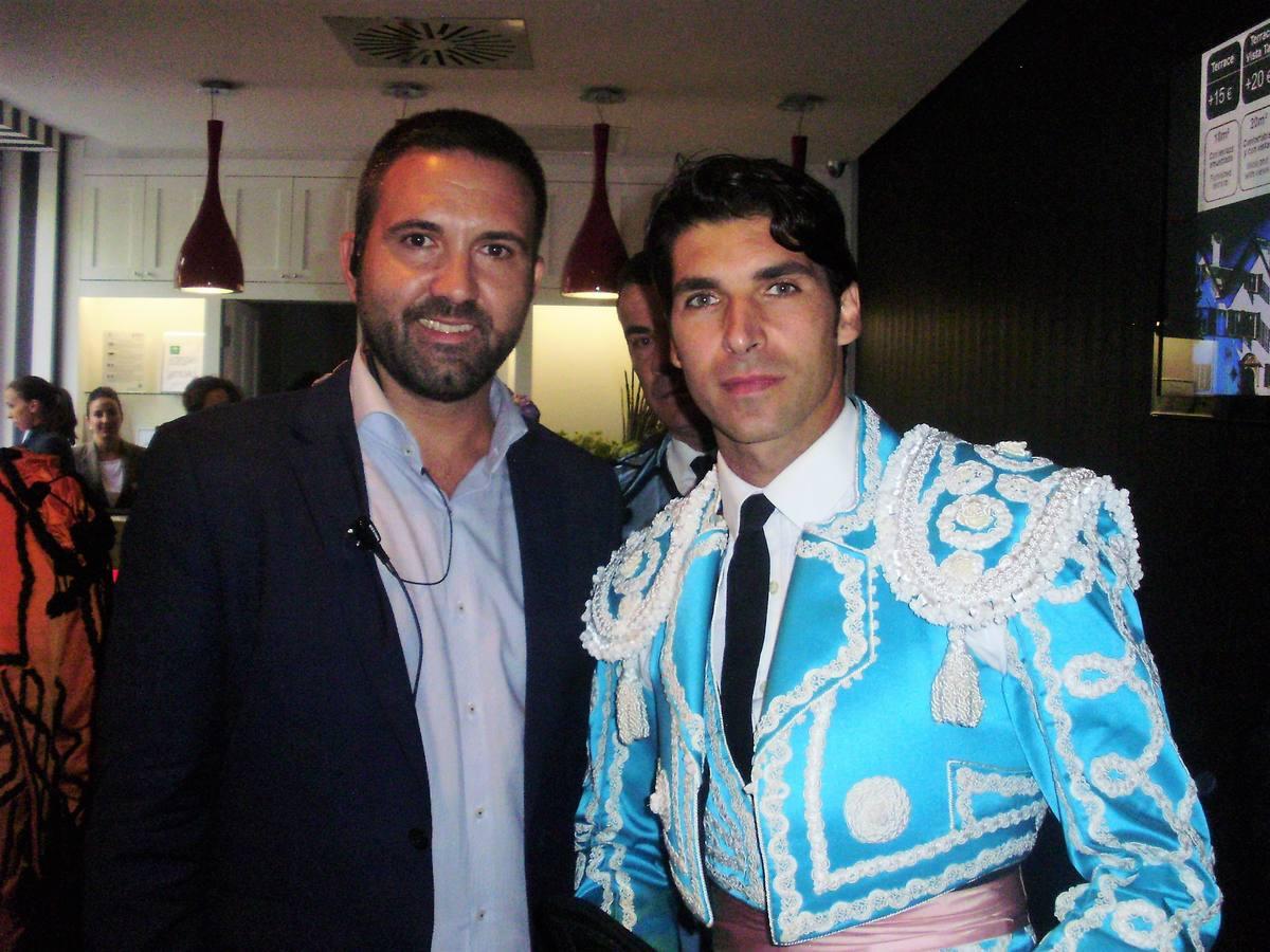 El director del Hotel Reina Victoria, Javier González, junto al maestro Cayetano Rivera