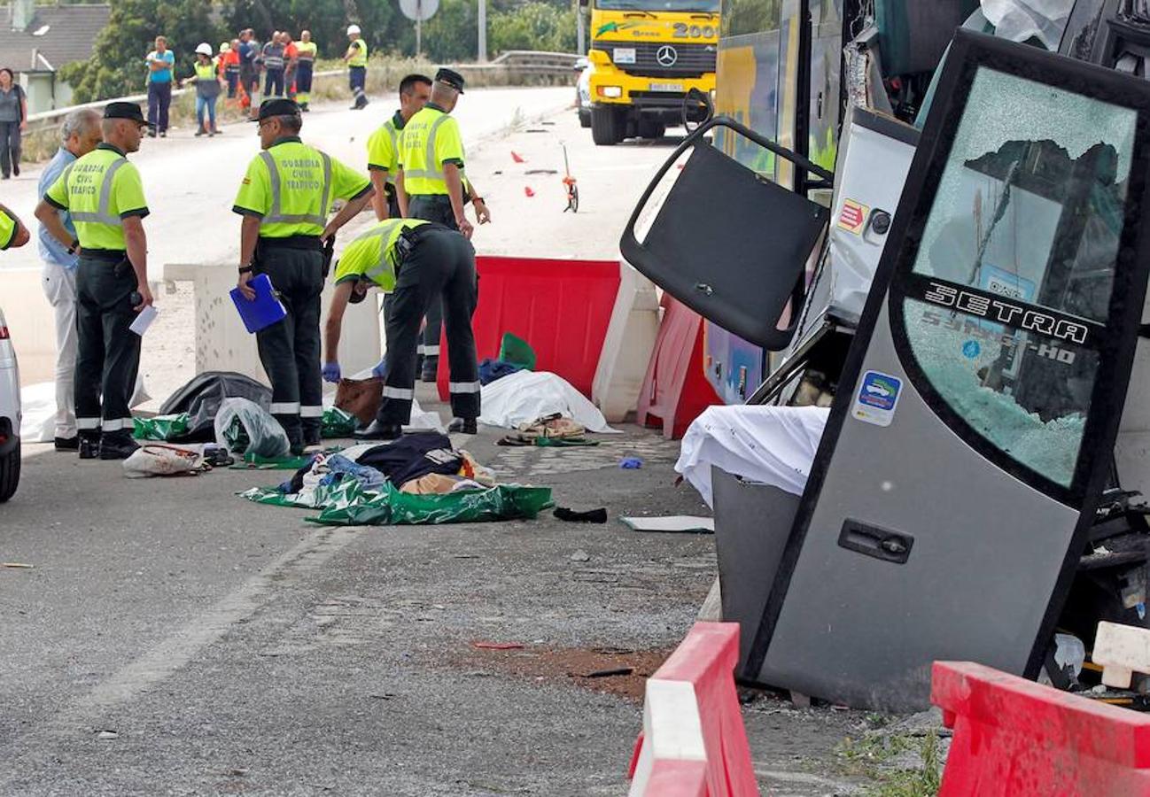 De los 15 heridos, 12 están ingresados en el Hospital San Agustín de Avilés, uno en Gijón y otro en el HUCA de Oviedo. Cuatro personas han muerto en el lugar del siniestro y otro durante su traslado al hospital de Avilés. Tres de los fallecidos son hombres y dos mujeres.