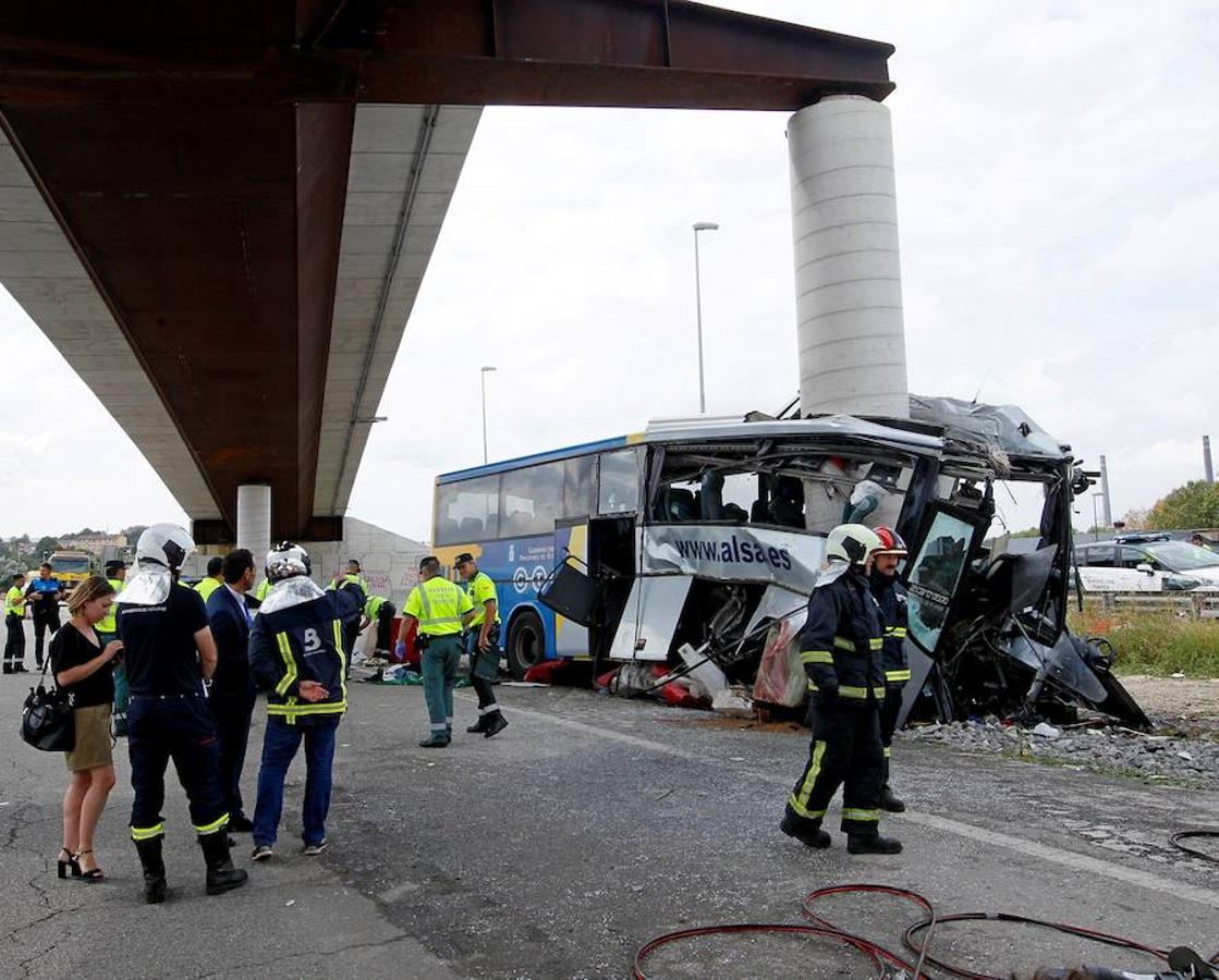 Fuentes de la investigación han señalado a Efe que el autobús se salió de la vía por el margen derecho, regresó a la izquierda y siguió recto, sin que hubiera prácticamente frenada en la calzada, antes de colisionar contra el pilar de hormigón.