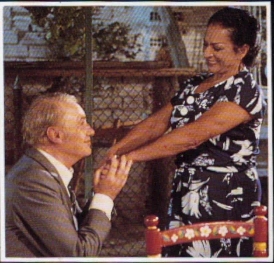 El actor Francisco Rabal sostiene las manos de Lola Flores. 
