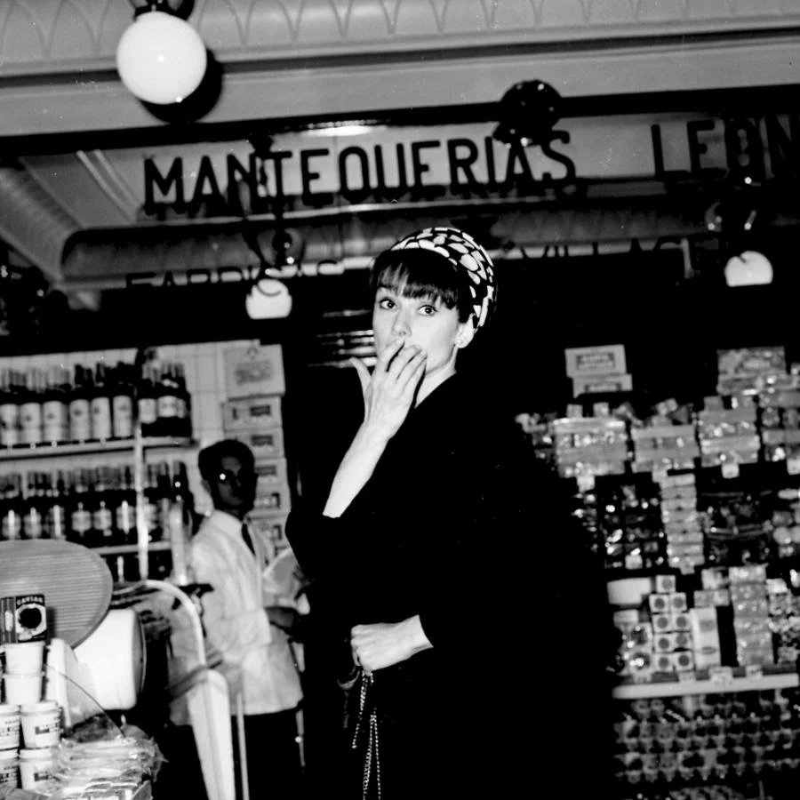 Audrey Hepburn de compras en Madrid, 1966. Getty Images