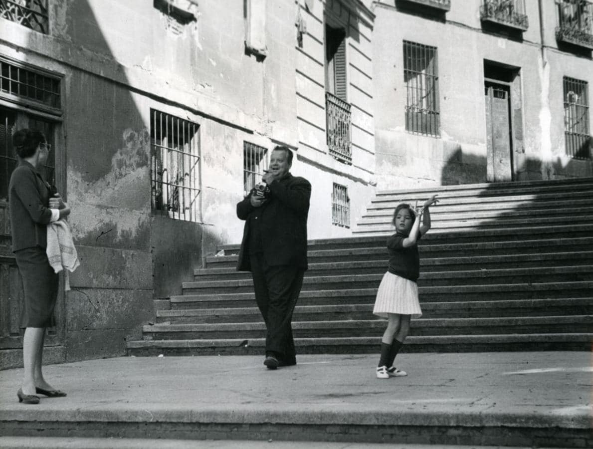 Orson Welles con su mujer Paola Mori y su hija Beatrice Welles en la travesía del Nuncio en Madrid, hacia 1960. Courtesy Galerie Lumière des roses