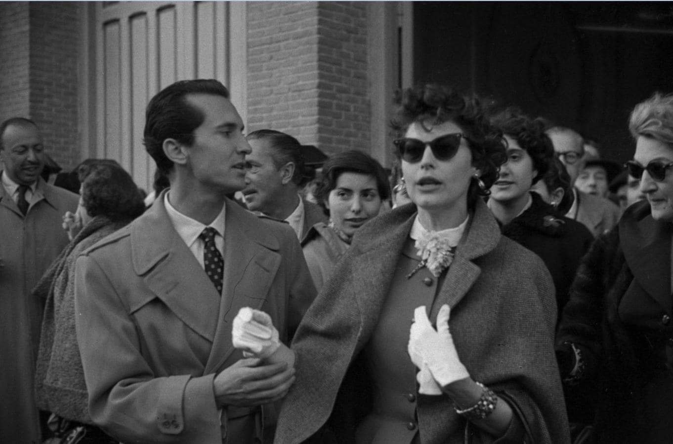 Luis Miguel Dominguín con Ava Gardner y su hermana Bappie al salir de los toros en la plaza de las Ventas. 1 de Mayo, 1954. Archivo Regional de la Comunidad de Madrid